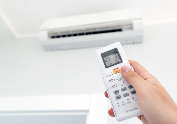 Moderne Klimaanlage in einem Wohnraum in Gießen – effiziente Lüftungs- und Klimatechnik von Rechtenbach-Buttron